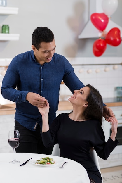 Foto gratuita vista frontale uomo che tiene le mani della sua ragazza