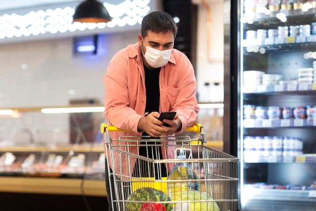 Smartphone della tenuta dell'uomo di vista frontale