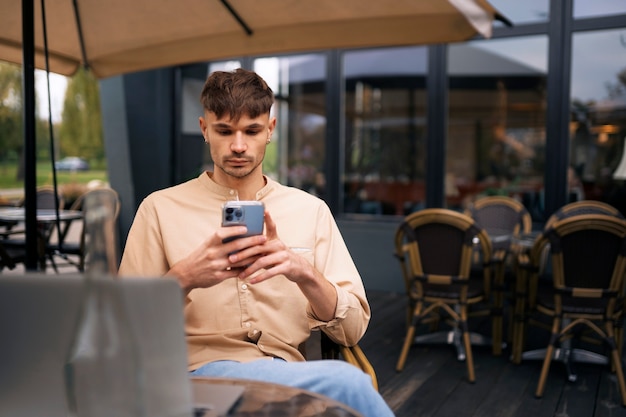 スマートフォンを持って正面男