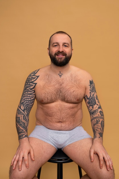 Foto gratuita vista frontale uomo che ispira bodypositivity