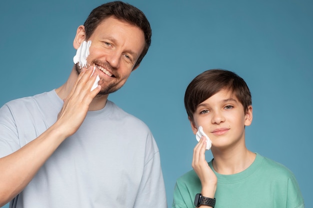 Uomo e bambino di vista frontale con crema da barba