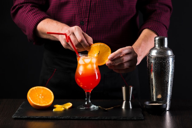 Free photo front view of man making a cocktail