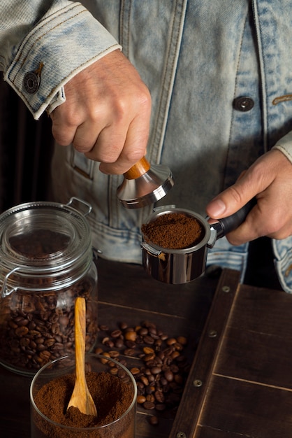 Foto gratuita uomo di vista frontale che produce caffè
