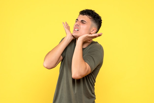 Vista frontale un uomo l'uomo ha chiuso gli occhi e tiene i palmi sotto il mento