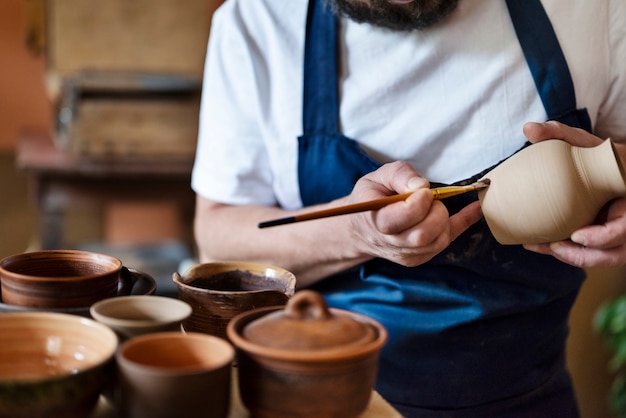 Foto gratuita vaso di pittura uomo vista frontale