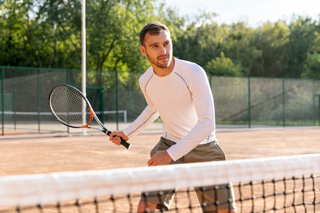 Free photo front view man playing tennis