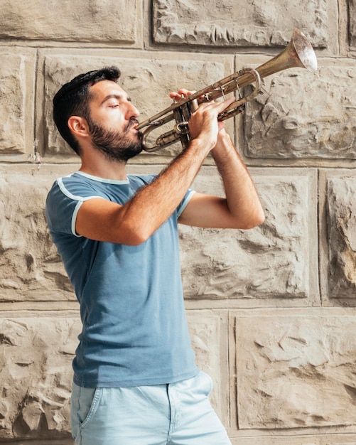 Foto gratuita vista frontale dell'uomo che suona la tromba