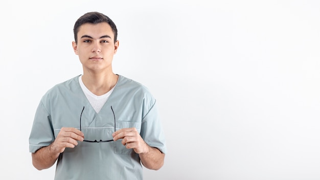 ポーズと彼の手で彼の眼鏡を保持している男の正面図