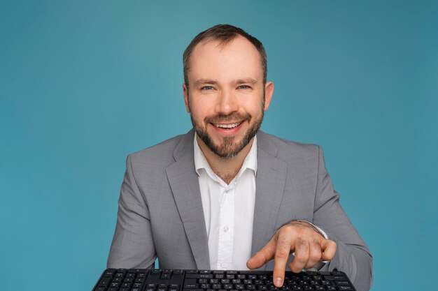 Free photo front view man posing in studio