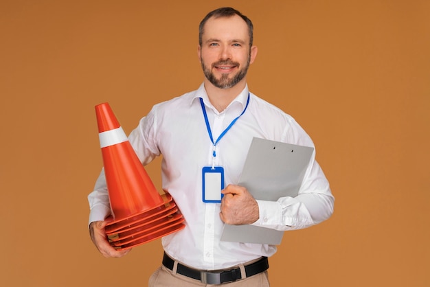 Free photo front view man posing in studio