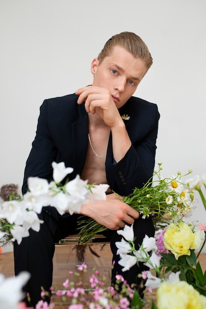 Free photo front view man posing with flowers