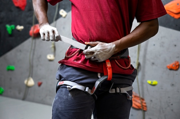 Free photo front view man preparing to climb wall