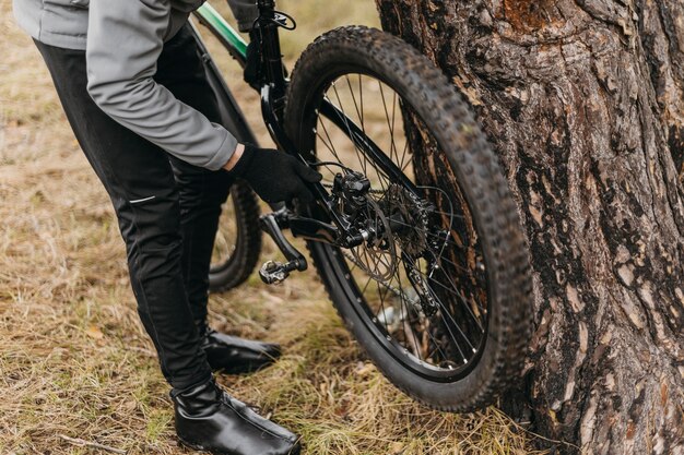 自転車に乗る男の正面図