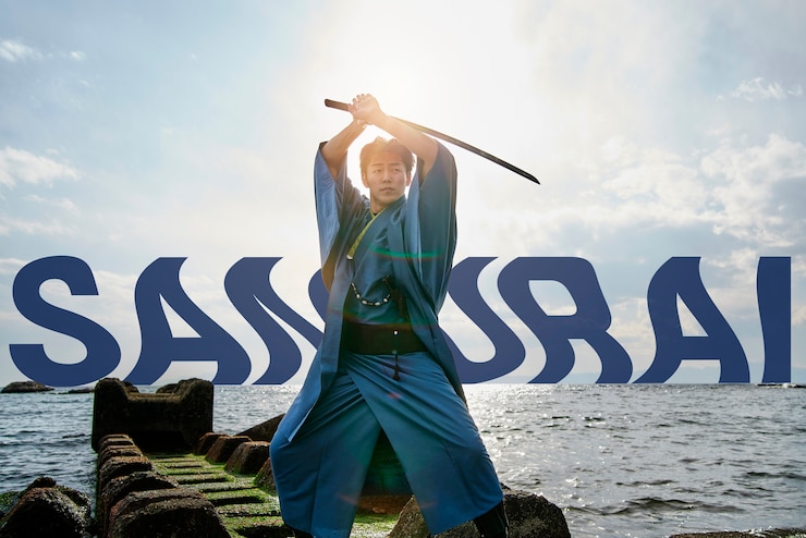 無料Photo 波状のテキストで海辺の正面図男