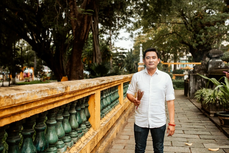 免費 Photo 神殿前面的人拿着香包