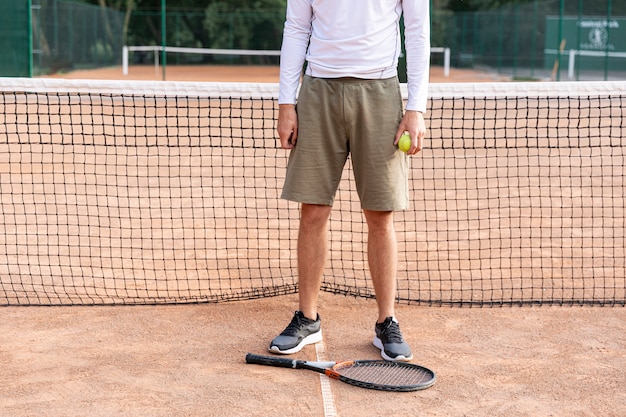 Foto gratuita uomo di vista frontale sul campo da tennis