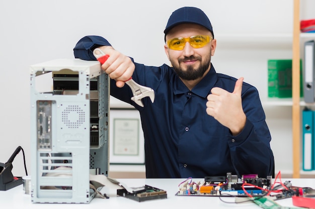 Foto gratuita uomo di vista frontale che risolve i problemi di un computer