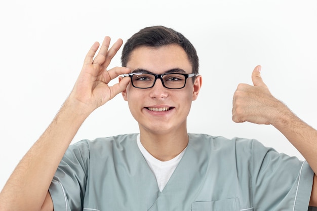 眼鏡をかけていると親指をあきらめる男の正面図