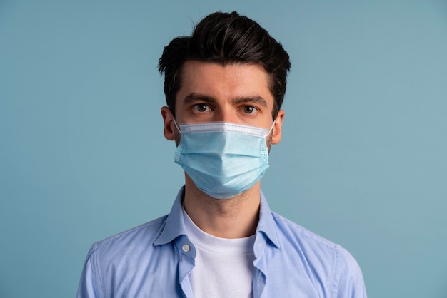 Вид спереди человека в медицинской маске