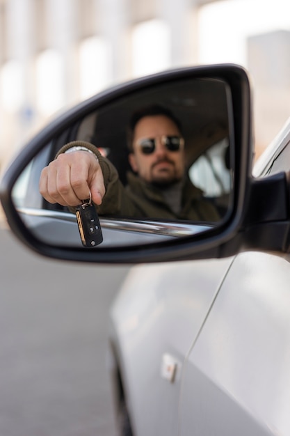 Free photo front view man wearing sunglasses