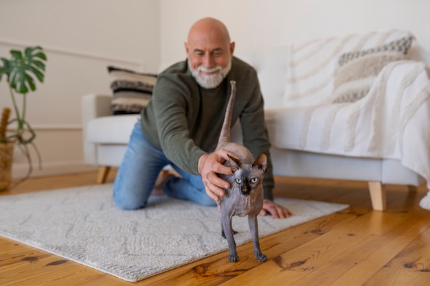 Foto gratuita vista frontale uomo con gatto a casa