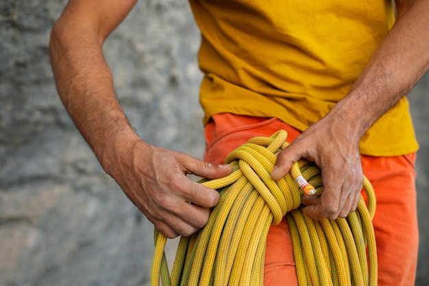 Foto gratuita vista frontale uomo con attrezzatura da arrampicata