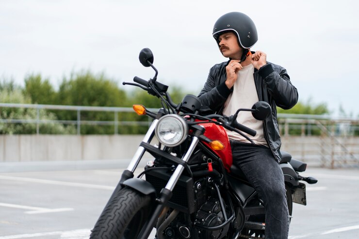 無料Photo 屋外でモーターバイクを運転するフロントビューの男性