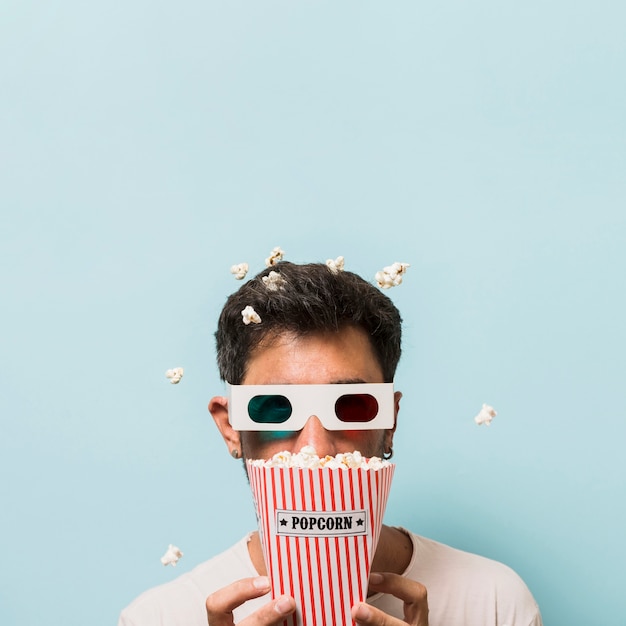 Free photo front view man with popcorn