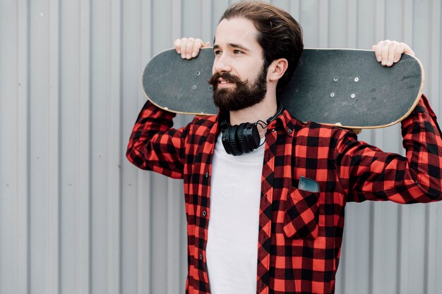 Foto gratuita vista frontale dell'uomo con lo skateboard