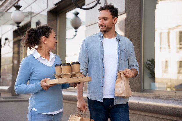 持ち帰り用食品と屋外の男性と女性の正面