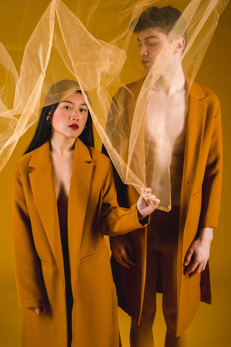 免費 Photo 前景:男人和女人用透明面料摆姿势