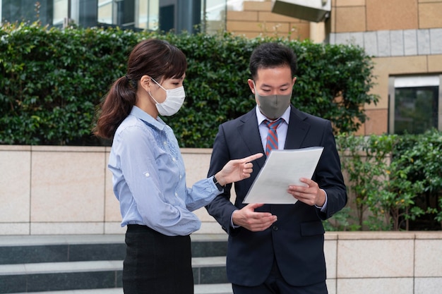 Vista frontale dell'uomo e della donna che indossa la maschera per il viso