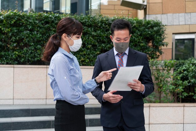 Vista frontale dell'uomo e della donna che indossa la maschera per il viso