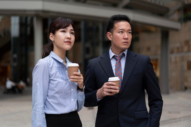 Вид спереди мужчины и женщины с чашкой кофе
