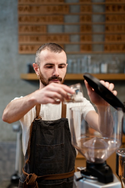 Foto gratuita uomo di vista frontale che lavora nella caffetteria