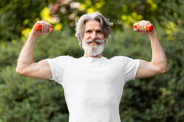 Free photo front view man working with dumbbells