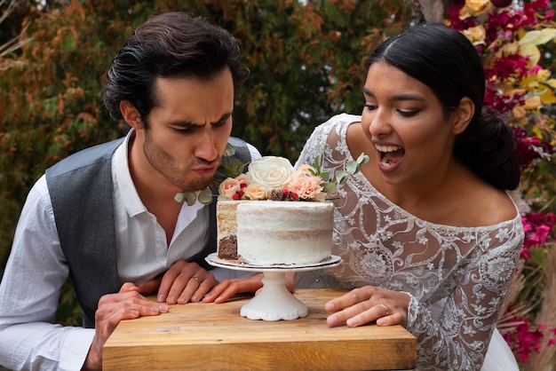 Foto gratuita vista frontale coppia sposata con deliziosa torta