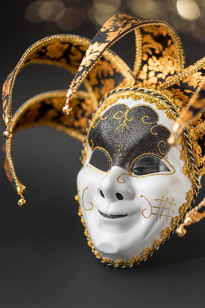 Foto gratuita vista frontale della maschera per il carnevale con glitter