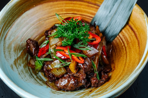 正面肉のサラダ野菜とハーブのプレート添え