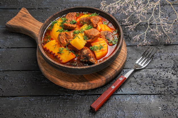 Foto gratuita vista frontale zuppa di ragù di carne con verdure e patate su carne di salsa di farina di zuppa piano scuro