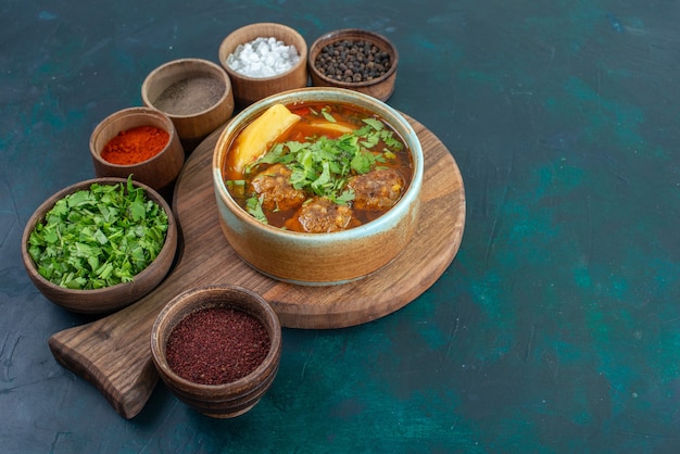 Free photo front view meat soup with meatballs greens and sliced potatoes on the dark blue desk food soup sauce vegetable dish