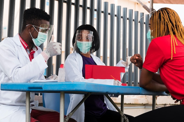 Foto gratuita vista frontale del controllo medico per il concetto covid19