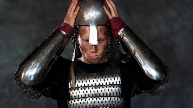 Foto gratuita soldato medievale di vista frontale che posa nello studio