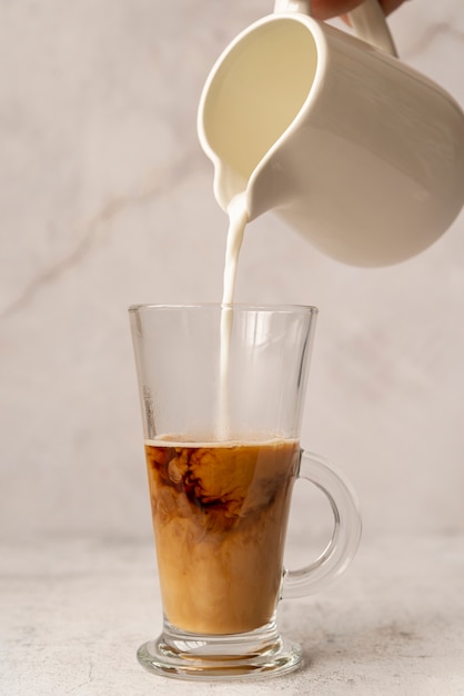 Вид спереди молока, залитого в ледяной кофе