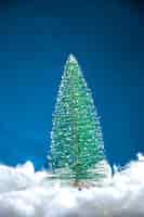 Foto gratuita mini albero di natale vista frontale su sfondo bianco blu