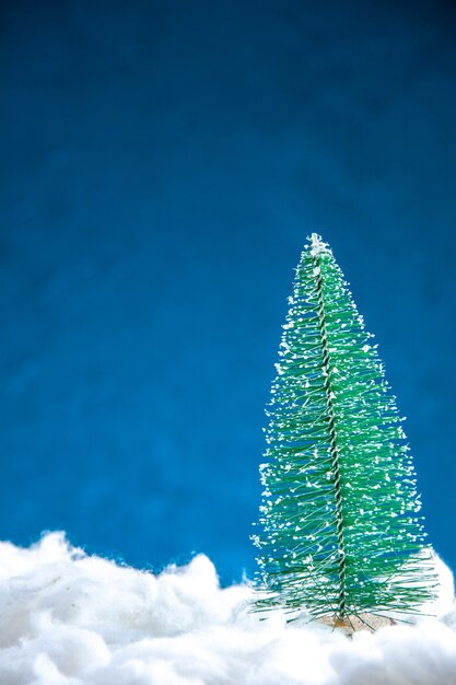 Мини-елка вид спереди на синем белом фоне