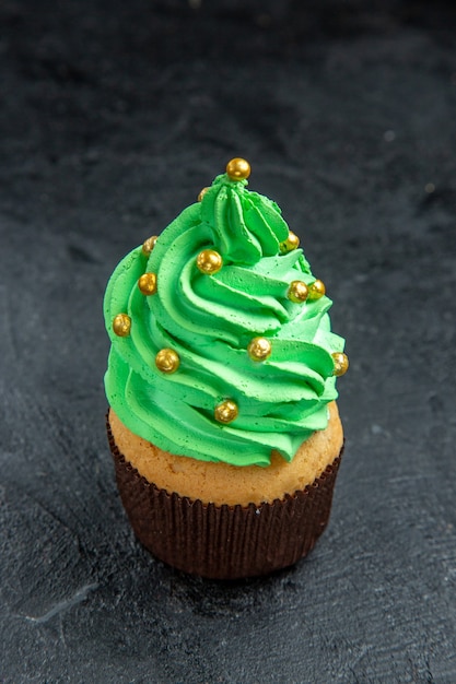 Foto gratuita mini cupcake albero di natale vista frontale su oscurità