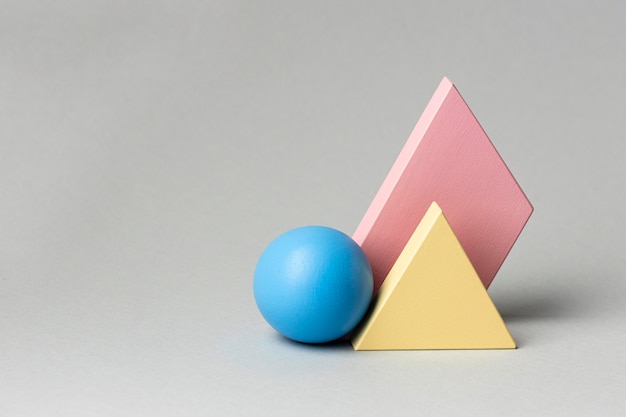 Вид спереди минималистичных геометрических фигур с копией пространства