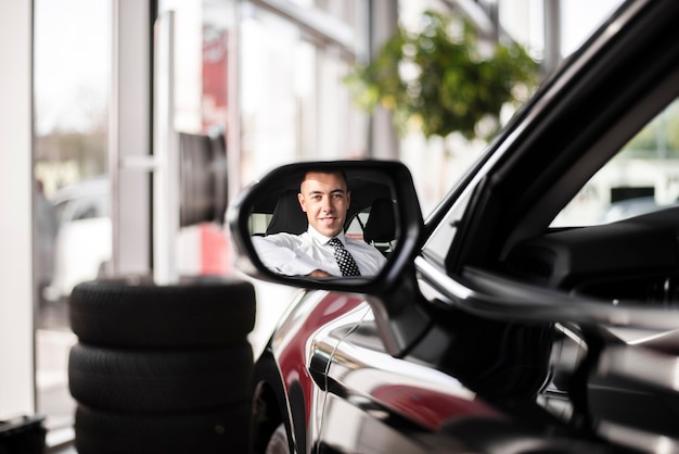 車の中の男をミラーリングフロントビュー