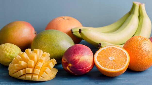 Вид спереди микс фруктов для смузи